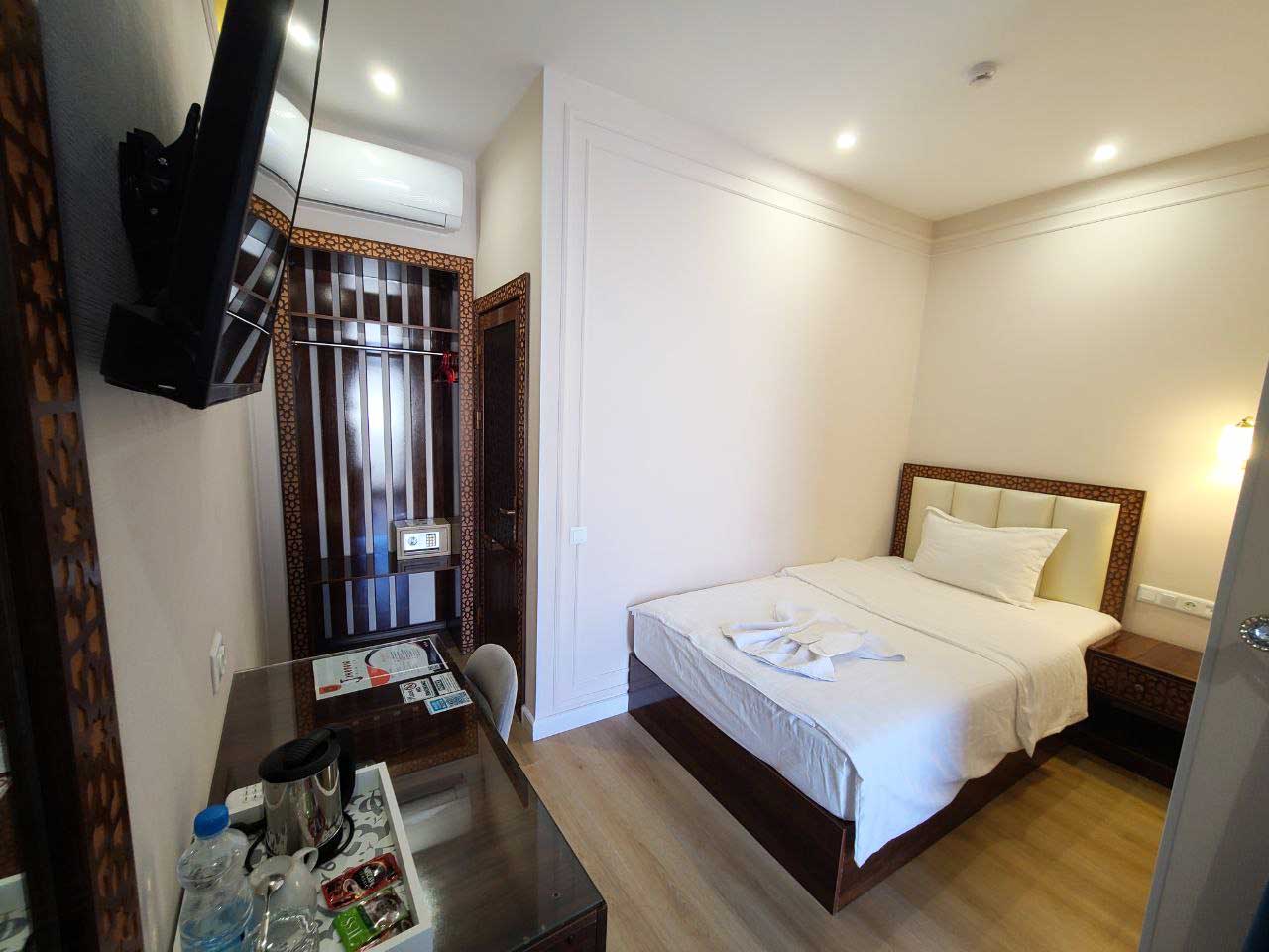 Refined deluxe single room in the hotel, featuring a desk and a comfortable single bed